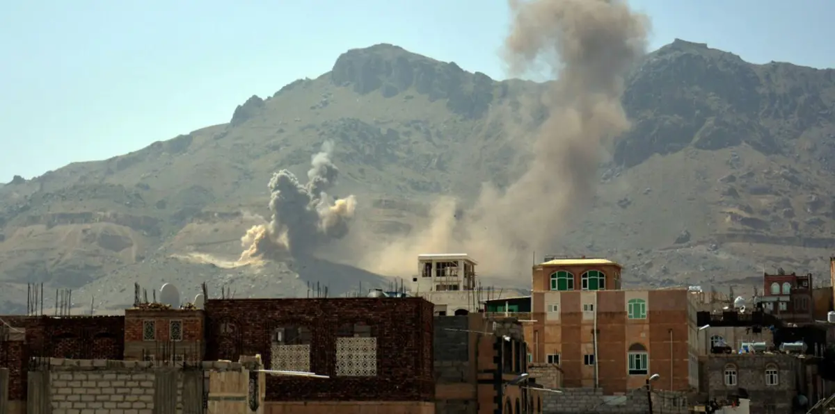 فيديو يظهر اشتعال النيران في مركز تجاري قرب منزل صالح في صنعاء