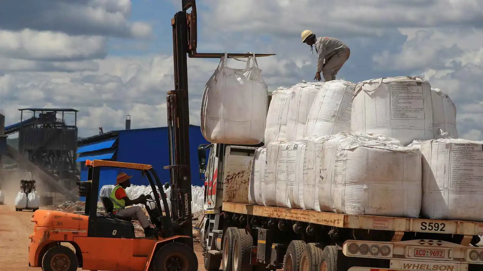 زيمبابوي تحظر صادرات المعادن الخام ومركزات الليثيوم