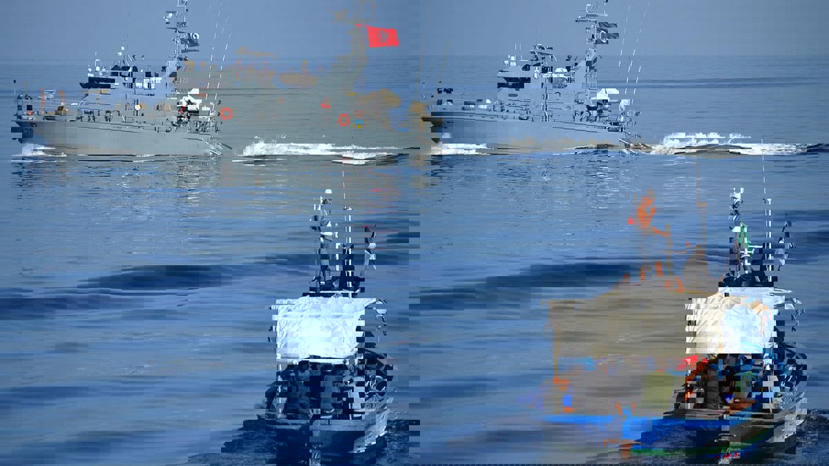 تونس.. انتشال 3 جثث لمهاجرين وإنقاذ 44 آخرين إثر غرق مركبهم