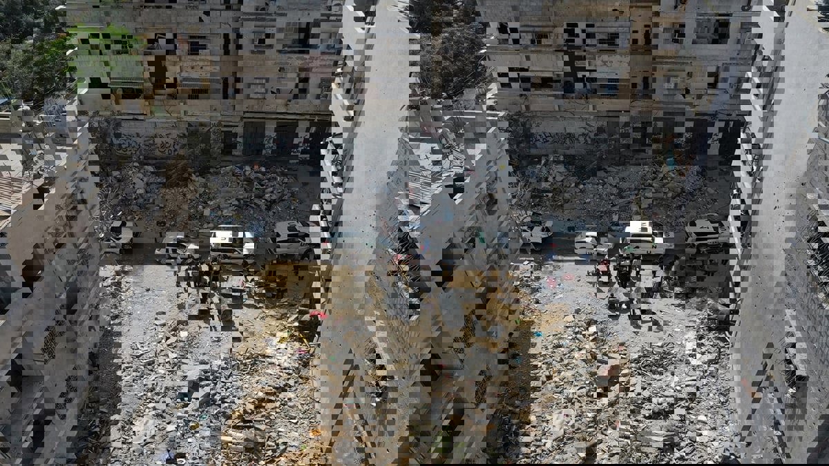 فلسطينيون يهاجمون مقر "أونروا" في غزة بسبب تأخر إعمار منازلهم