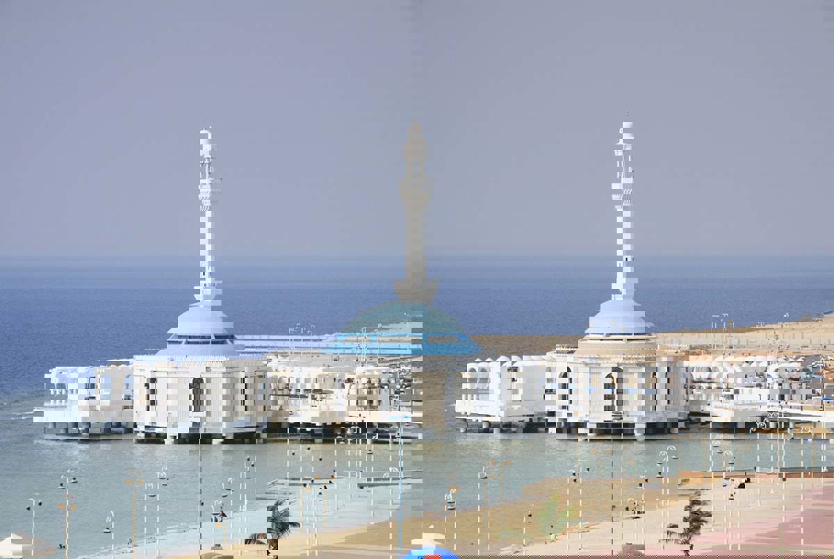 المسجد العائم.. صلوات فريدة في قلب البحر الأحمر (صور)