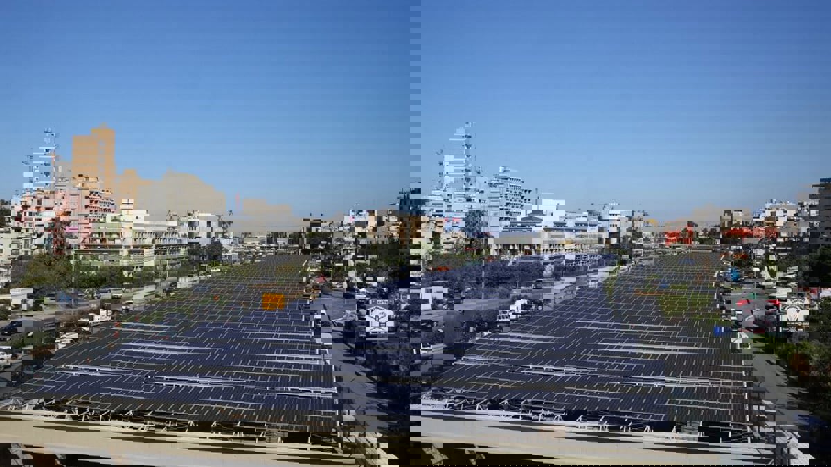 انقطاع الكهرباء يجبر مصانع لبنان على التحول إلى الطاقة الشمسية