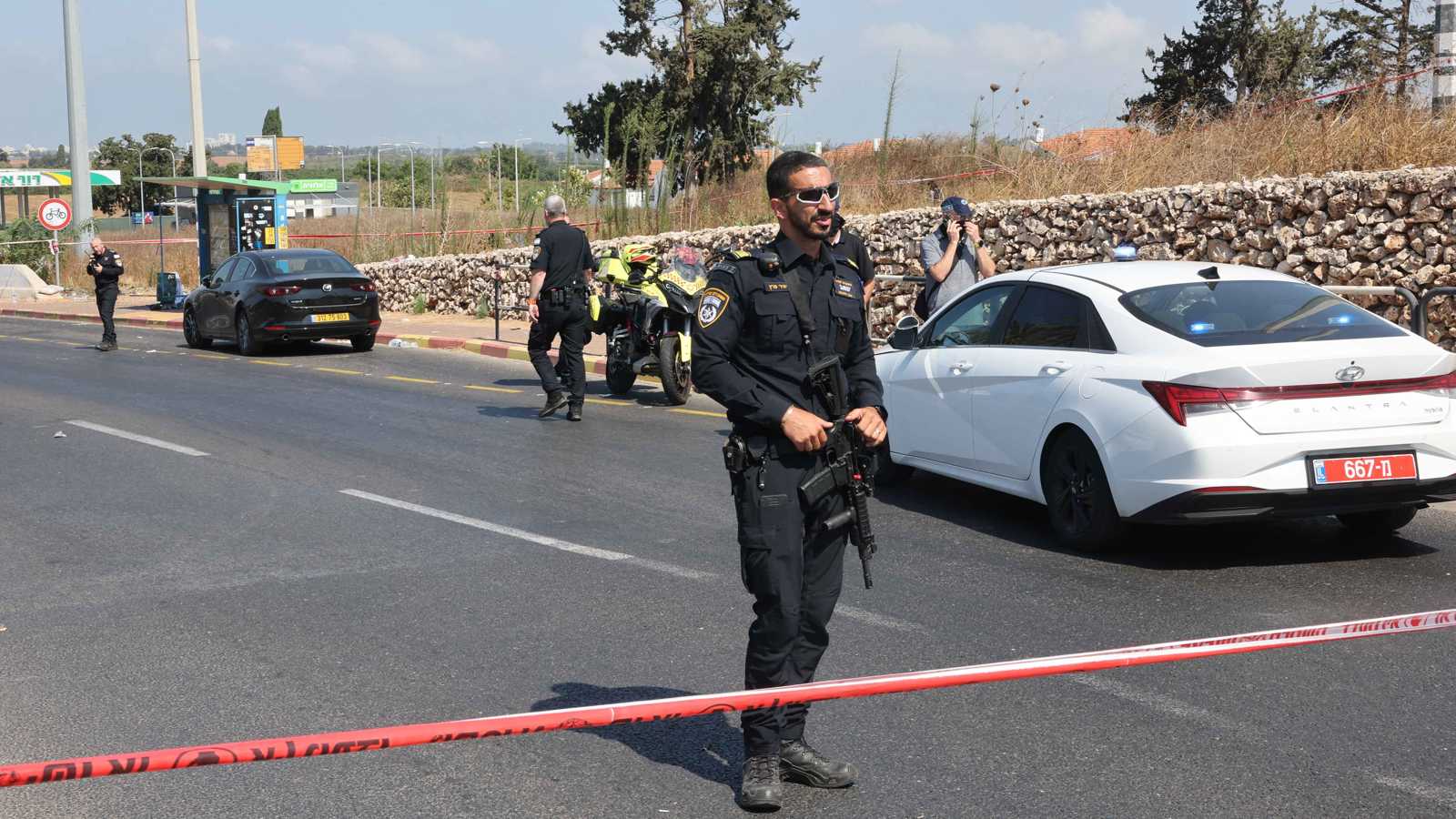 حادثة غريبة خلال ملاحقة الشرطة الإسرائيلية فلسطينيين في أسدود (فيديو)