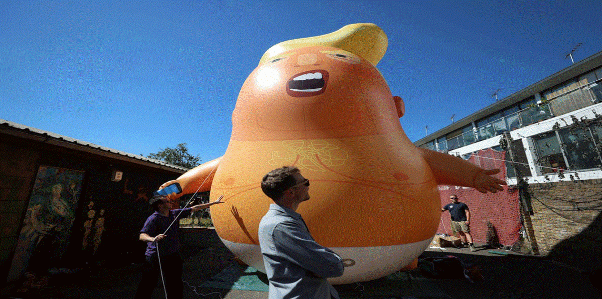 "ترامب الرضيع" يستقبل الرئيس الأمريكي في أول زيارة له لبريطانيا