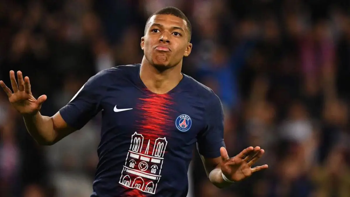 تصريحات مبابي بشأن إمكانية الرحيل تثير أزمة في باريس سان جيرمان