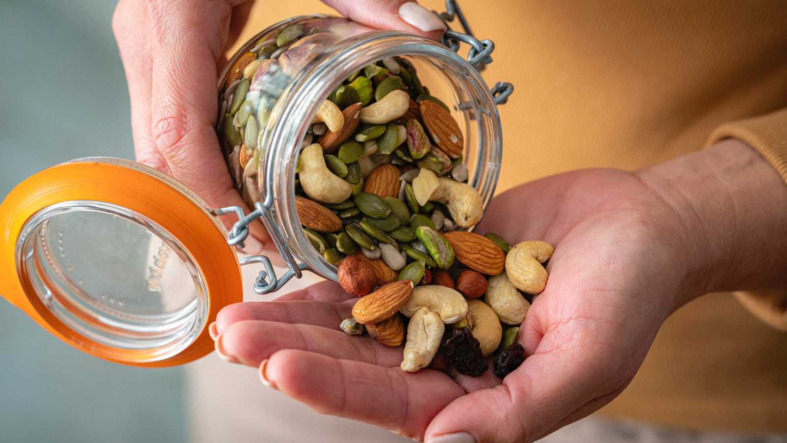 تناول المكسرات يوميا يقلل خطر الإصابة بالخرف