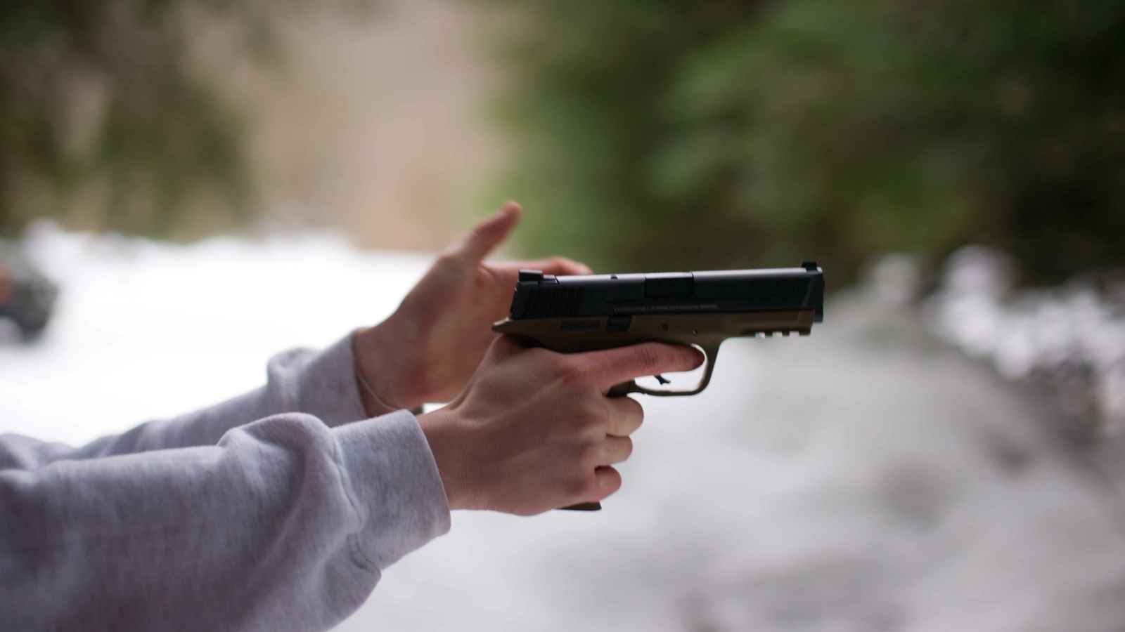 ارتدوا واقي الرصاص.. شاب يصدم الشرطة التركية (فيديو)