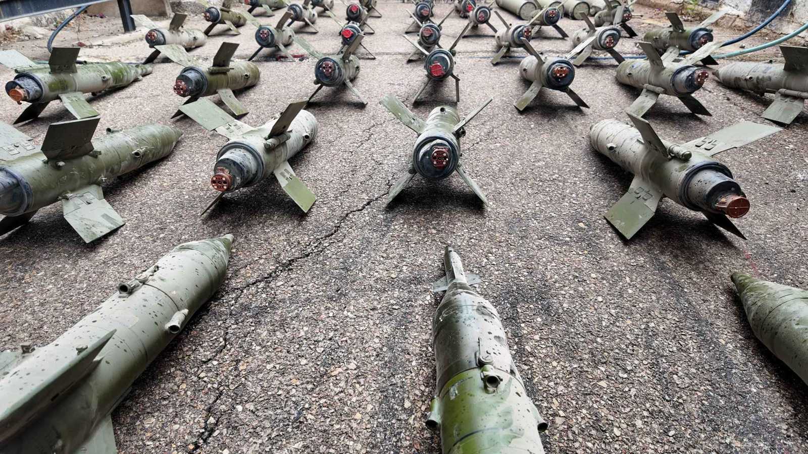 معدة للتهريب.. السلطات السورية تضبط مستودعا للصواريخ في درعا (صور)