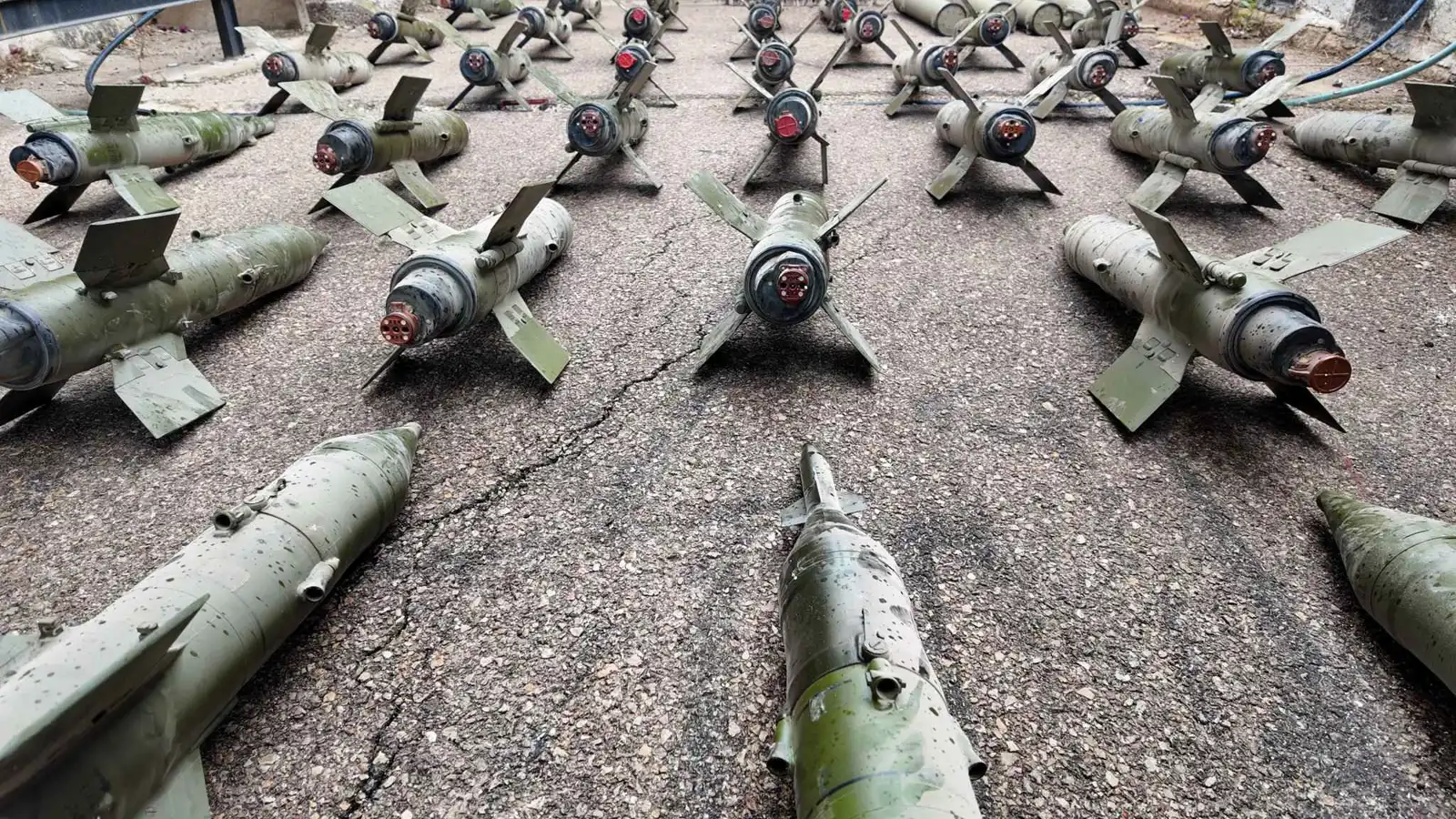 معدة للتهريب.. السلطات السورية تضبط مستودعا للصواريخ في درعا (صور)