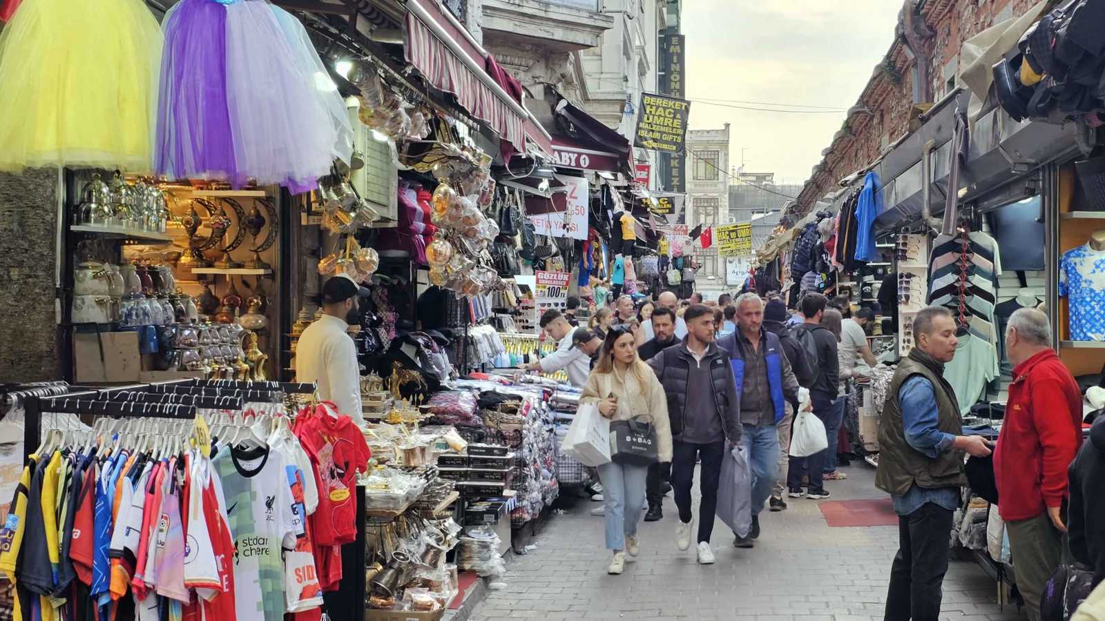 السوق المصري في إسطنبول.. نكهة عربية عريقة بقلب تركيا (صور)