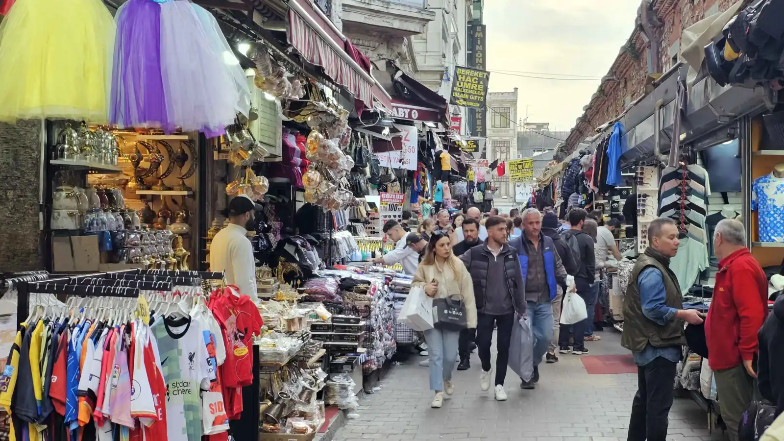 السوق المصري في إسطنبول.. نكهة عربية عريقة بقلب تركيا (صور)