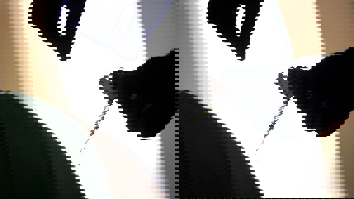 تقرير: انتعاش "سوق سوداء" لبيع لقاحات كورونا "مزيفة" في إيران