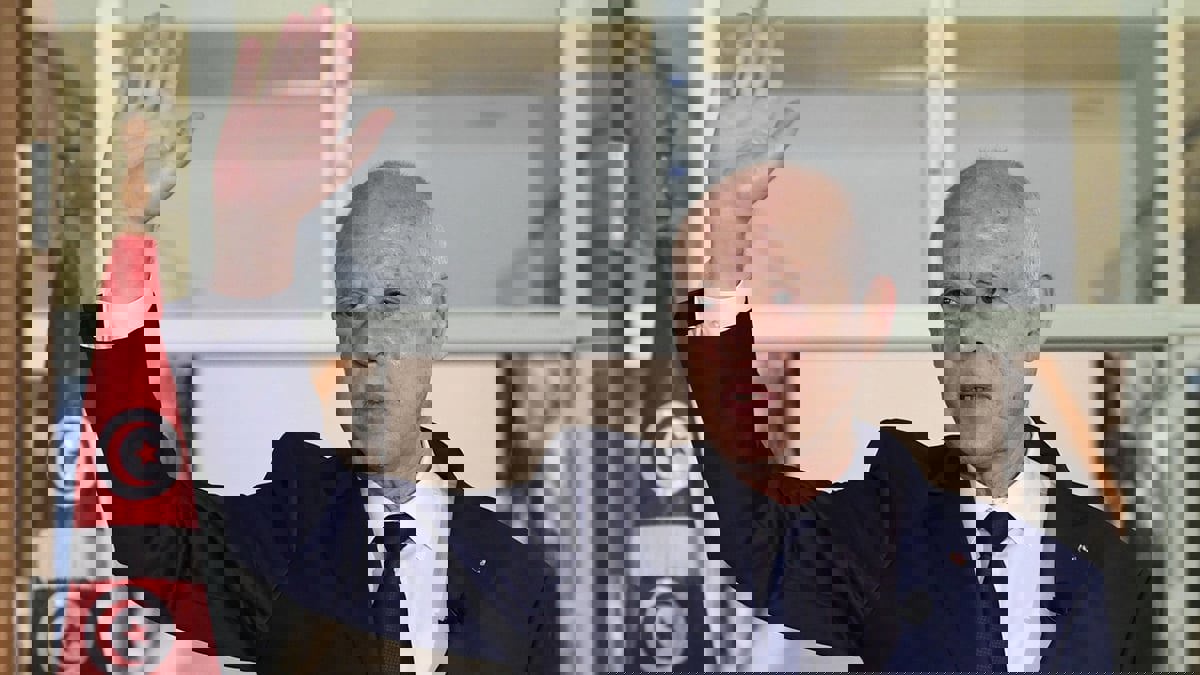 نص قانوني لمنع التمويل الأجنبي.. هل يمهد سعيد لحل جمعيات وأحزاب تونسية؟