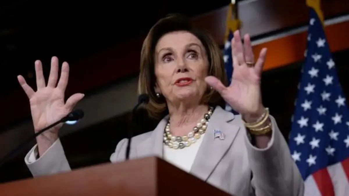 بيلوسي: العقوبات الأمريكية يجب أن تستهدف مخابرات روسيا وجيشها