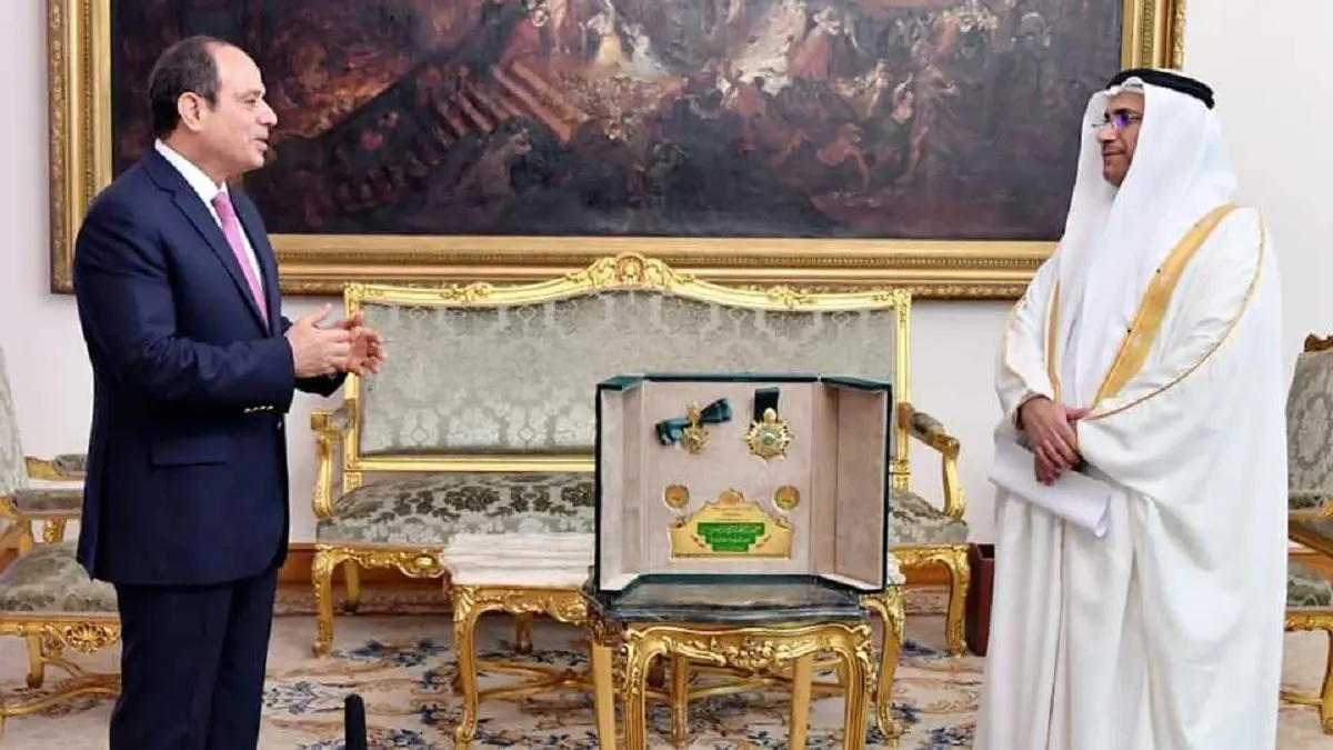 البرلمان العربي يمنح الرئيس المصري "وسام القائد" (صور)