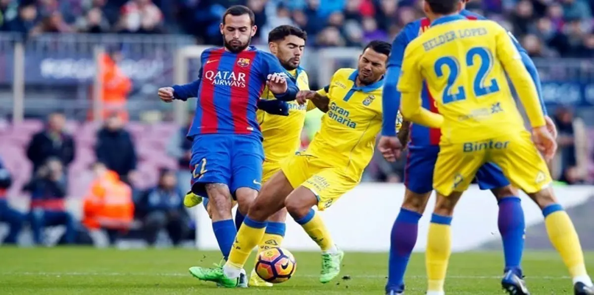 ضحك جماعي في دكة برشلونة بعد هدف فيدال (صورة وفيديو)