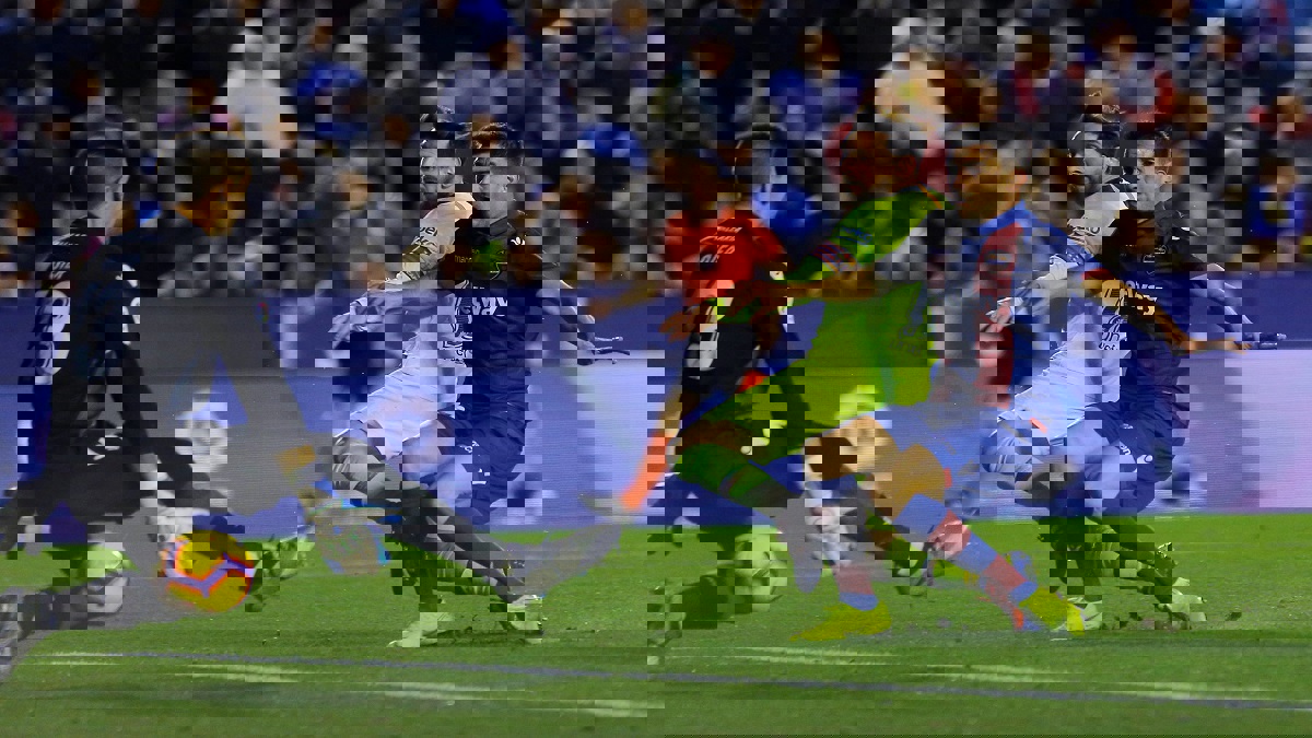 هاتريك ميسي يُزين فوز برشلونة على ليفانتي والانفراد بصدارة ترتيب الدوري الإسباني (فيديو)