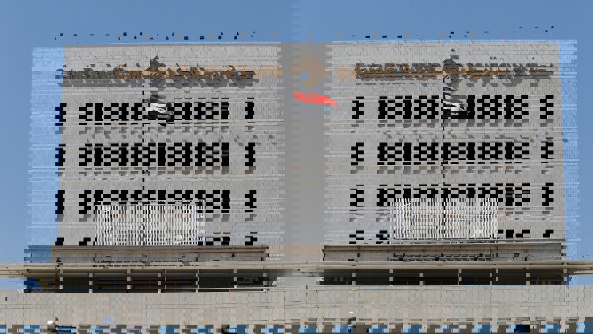 المركزي السوري يستقبل العقوبات الأمريكية برفع سعر الدولار