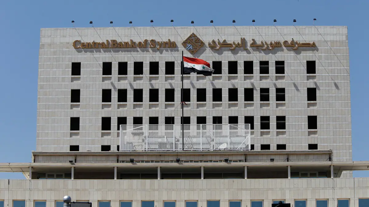 المركزي السوري يستقبل العقوبات الأمريكية برفع سعر الدولار
