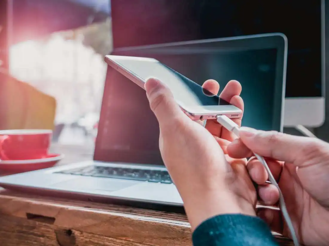 شحن الهاتف من الكمبيوتر المحمول 