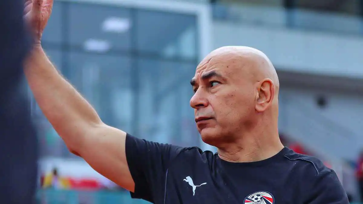 سيرحل قبل كأس العالم.. تصريحات نارية من رضا عبد العال مصير حسام حسن