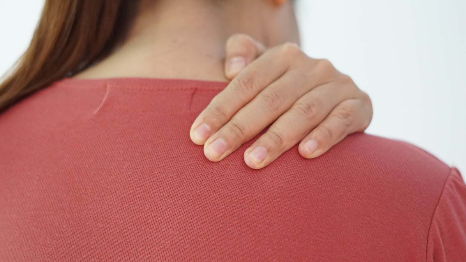 ألم الكتف الأيمن قد يكون مؤشرا على سرطان الكبد