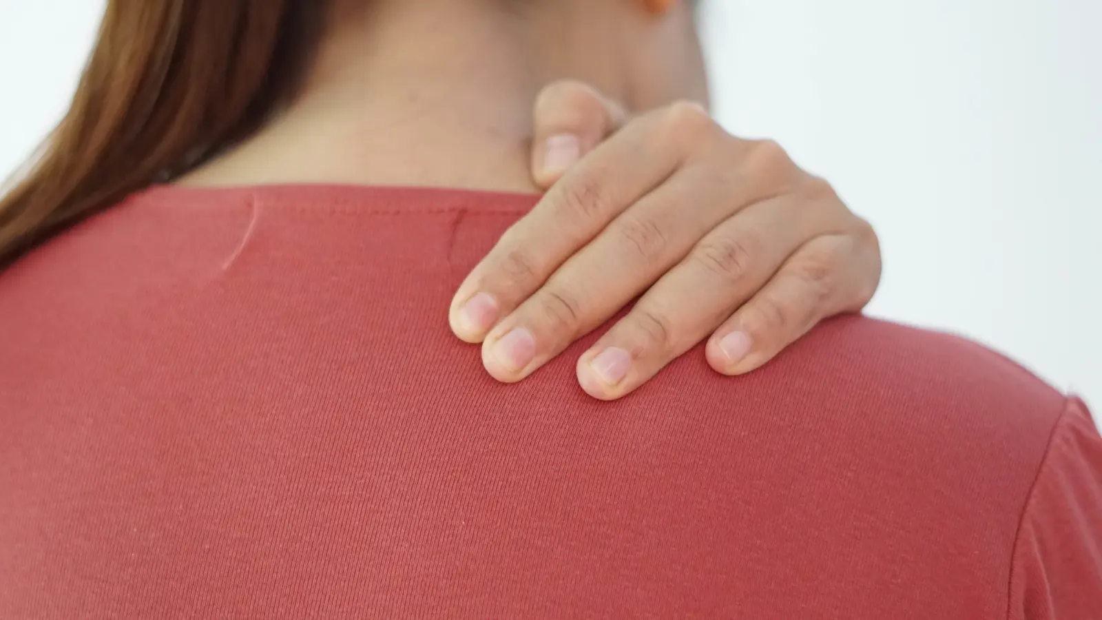 ألم الكتف الأيمن قد يكون مؤشرا على سرطان الكبد