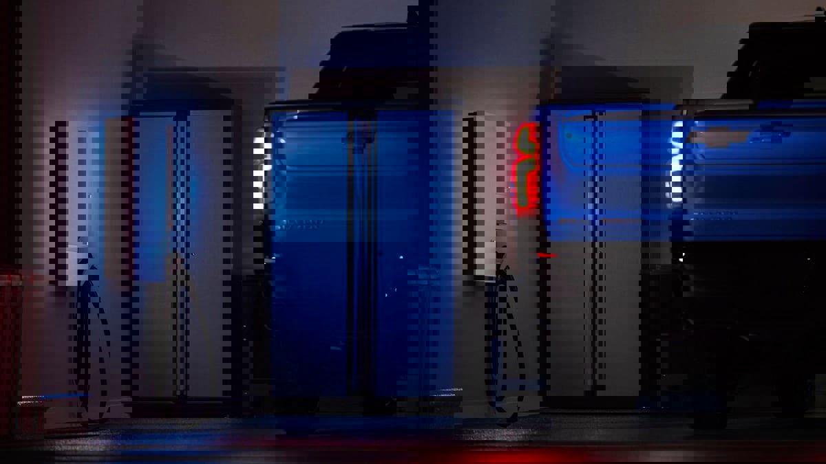 لمنافسة "تسلا".. "جنرال موتورز" تتوسع في صناعة البطاريات والألواح الشمسية
