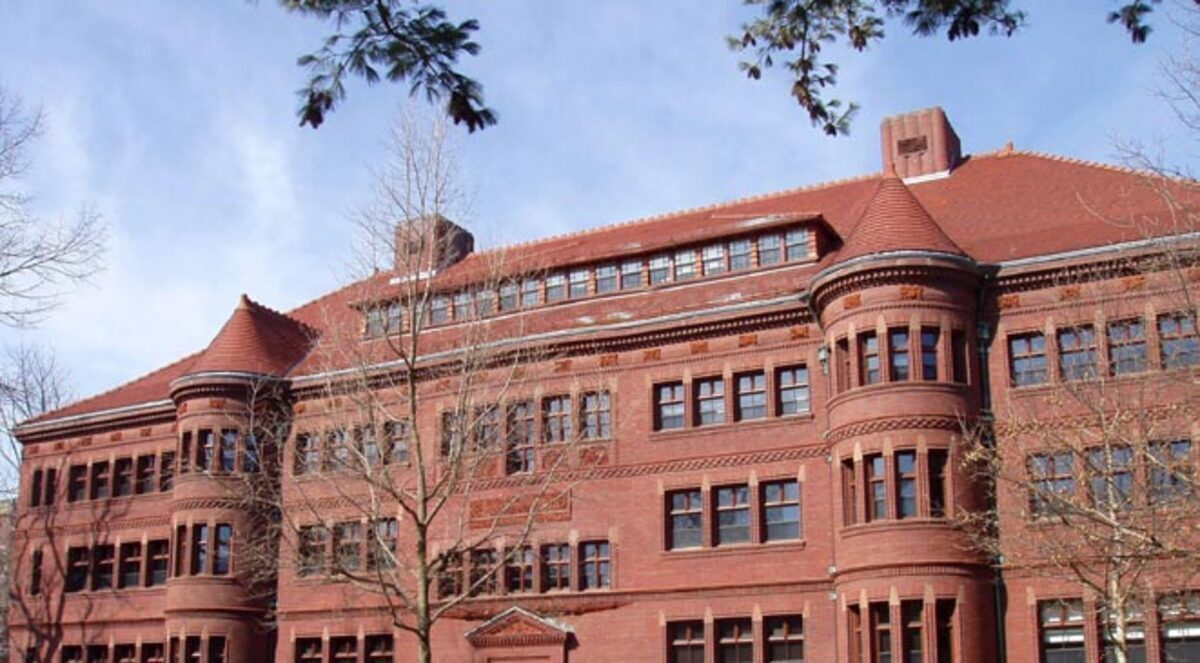 هارفارد تتلقى 350 مليون يورو من أحد طلابها القدامى