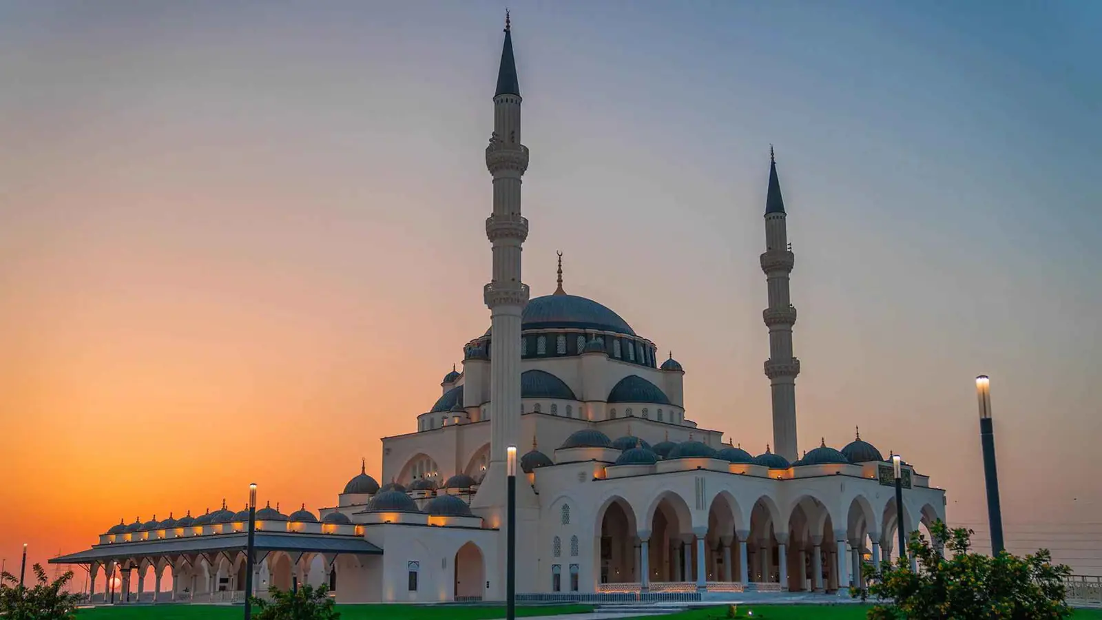 مسجد الشارقة الكبير.. مدينة إسلامية معاصرة على هيئة جامع