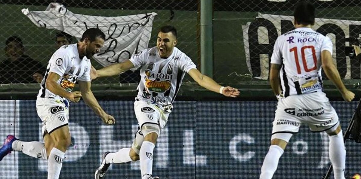 اعتراف لاعب أرجنتيني بـ"وخز" منافسيه بالـ"إبرة" يثير غضبًا واسعًا (فيديو)