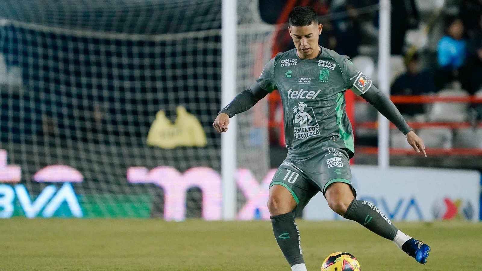 اعتداء خطير وبطاقة طرد.. خامس رودريغيز يثير الذعر في الدوري المكسيكي (فيديو)