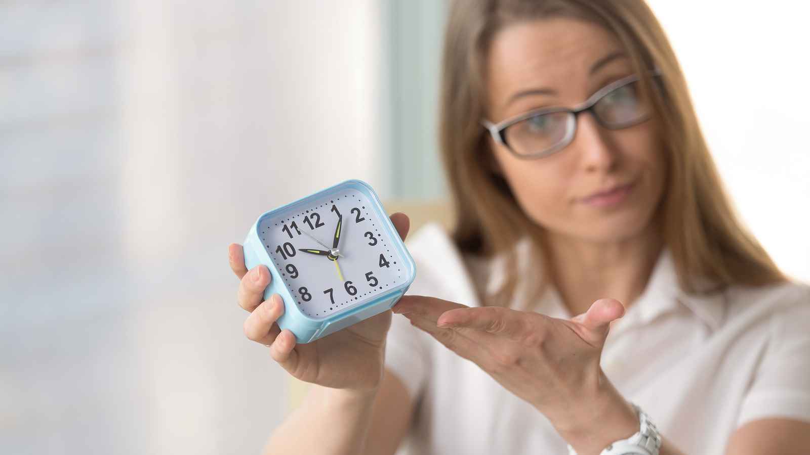 "عمى الزمن".. السبب الخفي وراء التأخر المتكرر عن المواعيد