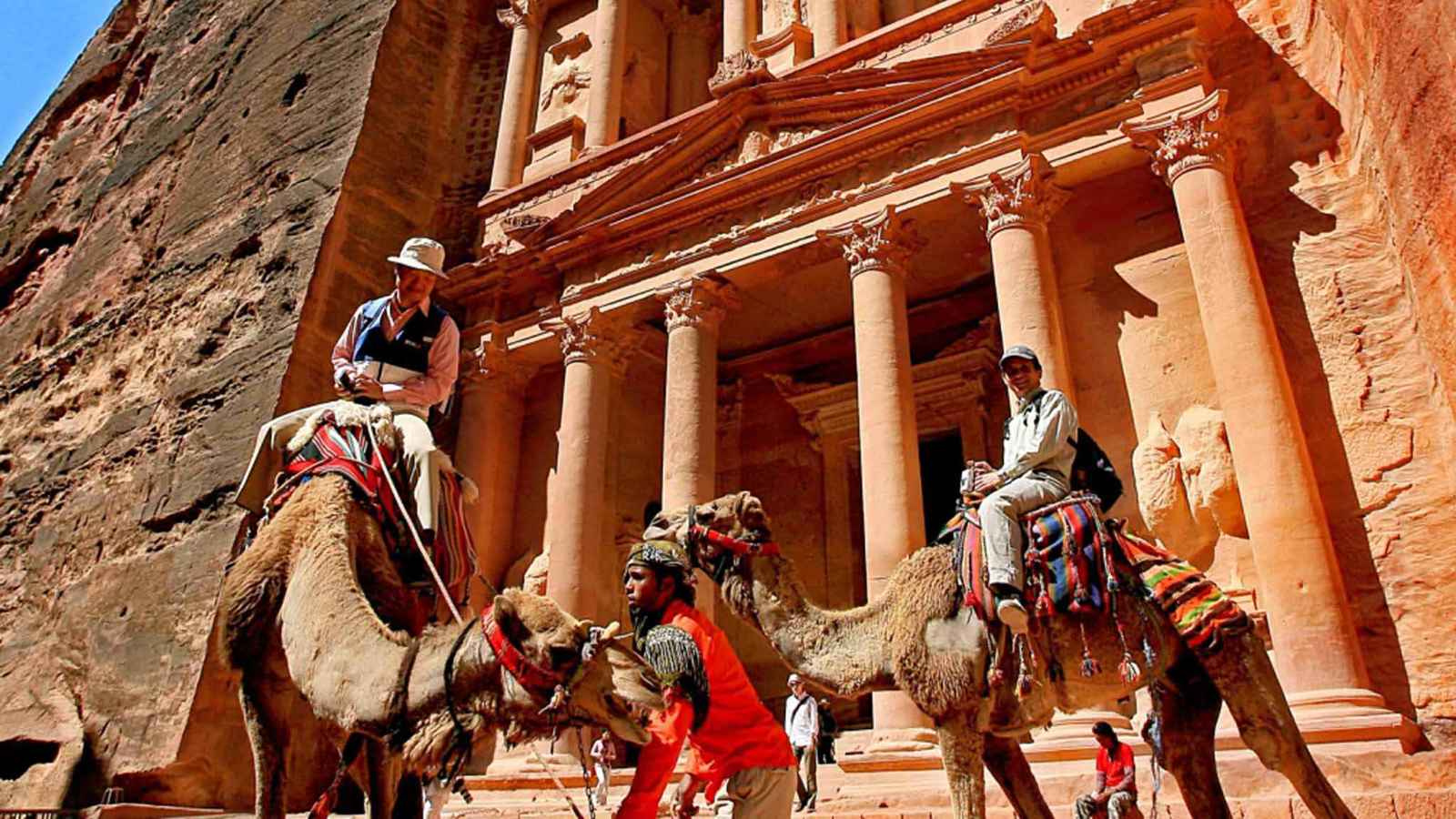 أمريكية تترك بلادها لتعيش في كهف بالأردن (صور)