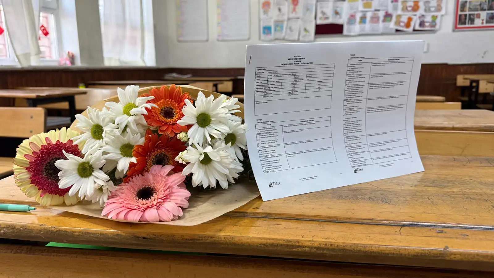 لحظة وضع إدارة المدرسة شهادة الطفلين بعد موتهم