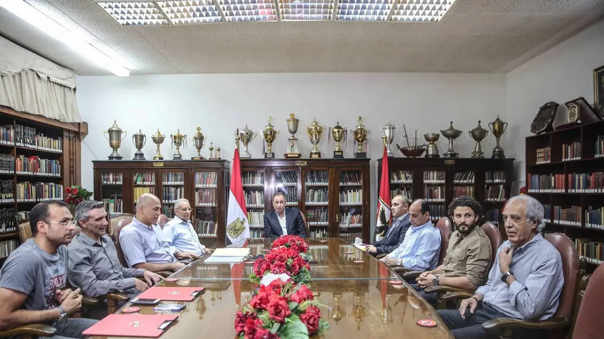 4 قرارات حاسمة وراء تراجع النادي الأهلي المصري وتألق الزمالك هذا الموسم