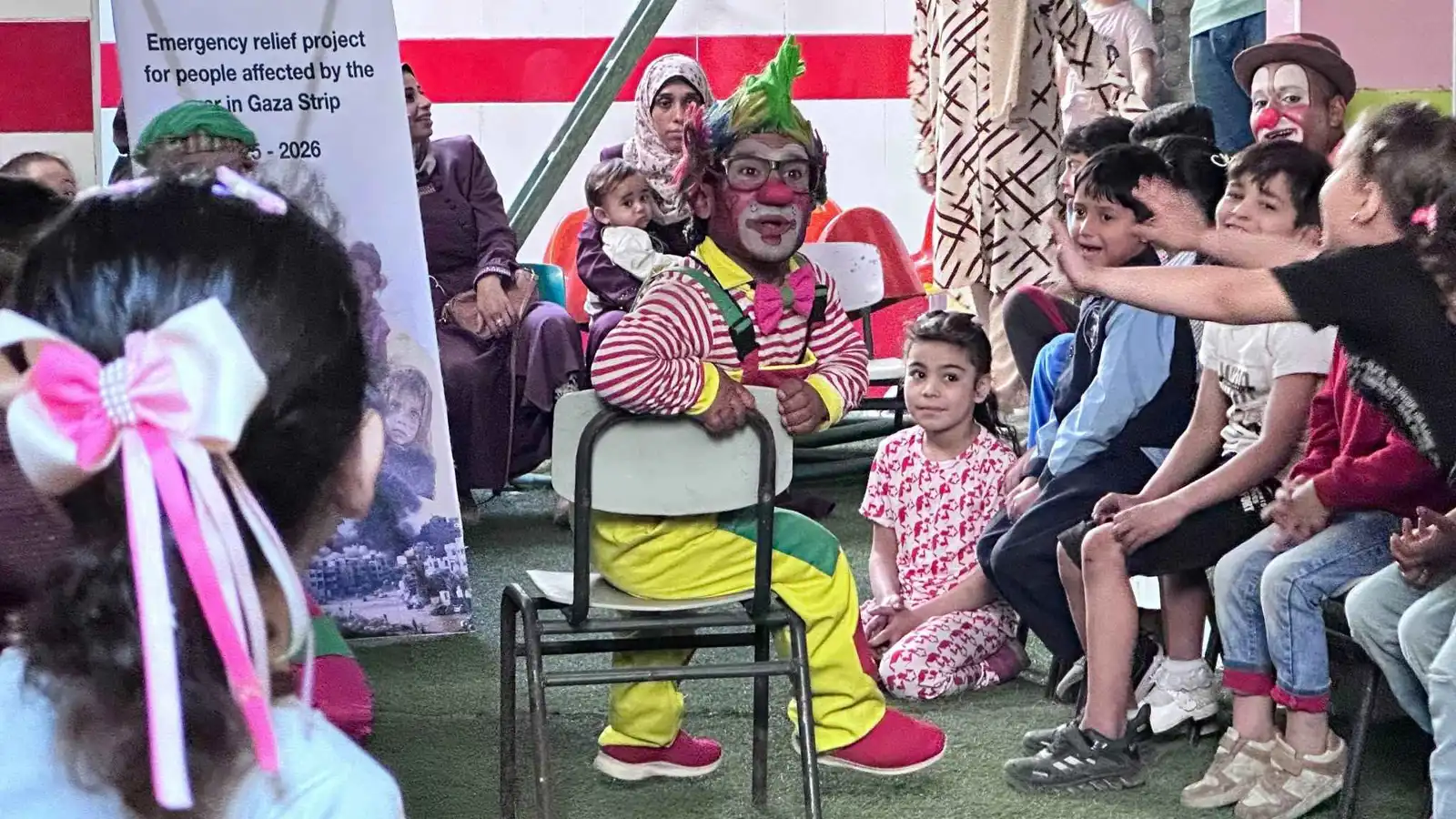 "مهرج غزة".. فيلم يقاوم الحرب بالضحك (صور)