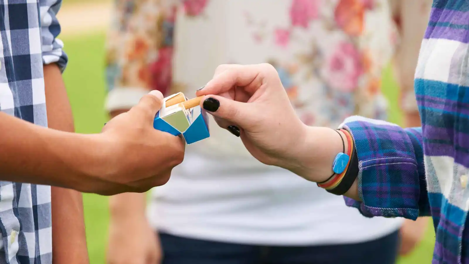 "سيجارة المناسبات".. هل تحمل مخاطر صحية؟