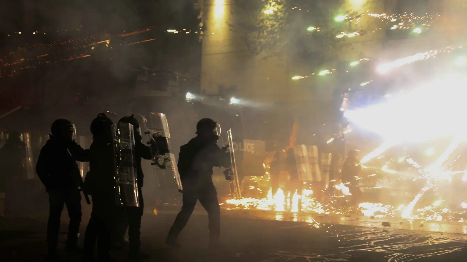 دائرة الاحتجاجات تتسع.. اتهامات روسية للغرب بتأجيج "ثورة" في جورجيا