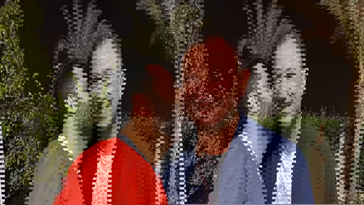 تركي آل الشيخ يقبّل محمود الخطيب في أول لقاء يجمعهما بعد التصالح 