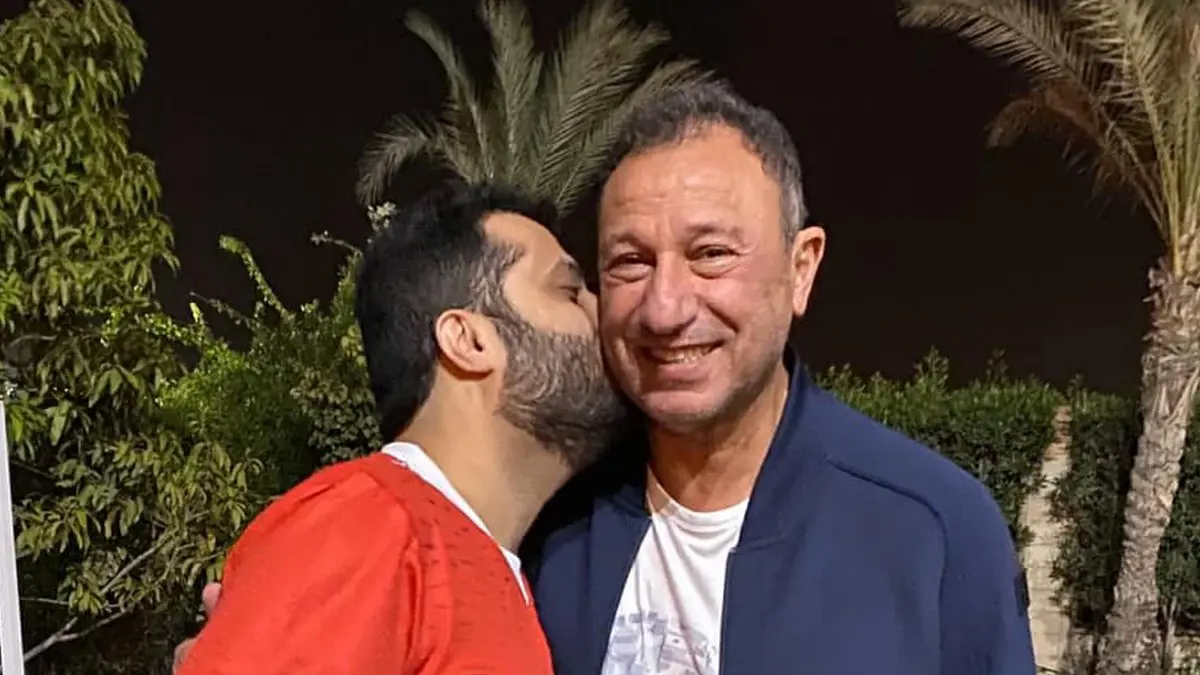 تركي آل الشيخ يقبّل محمود الخطيب في أول لقاء يجمعهما بعد التصالح 