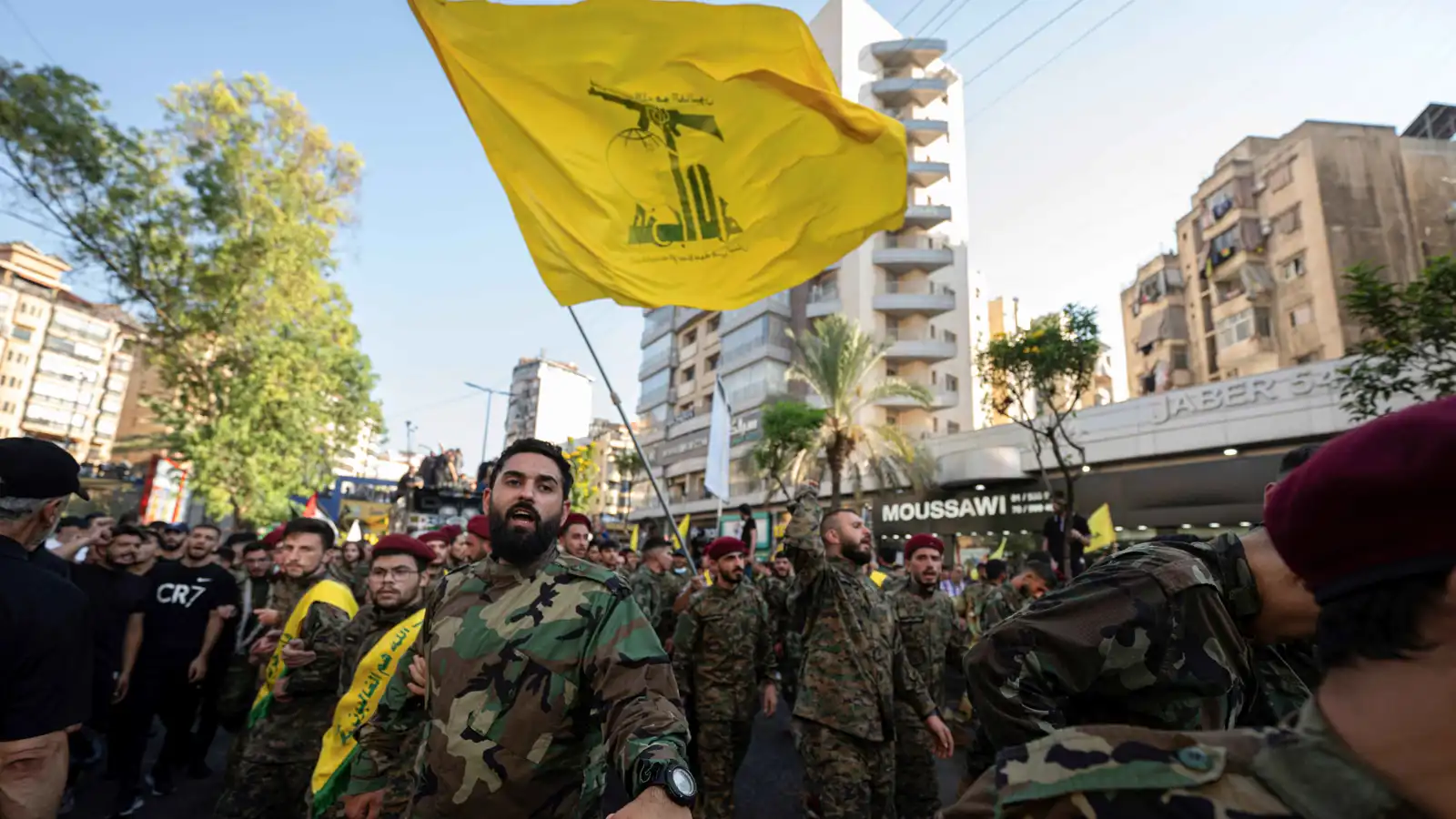 "إنقاذ ما يمكن إنقاذه".. كيف يعيد حزب الله تموضعه السياسي في لبنان؟