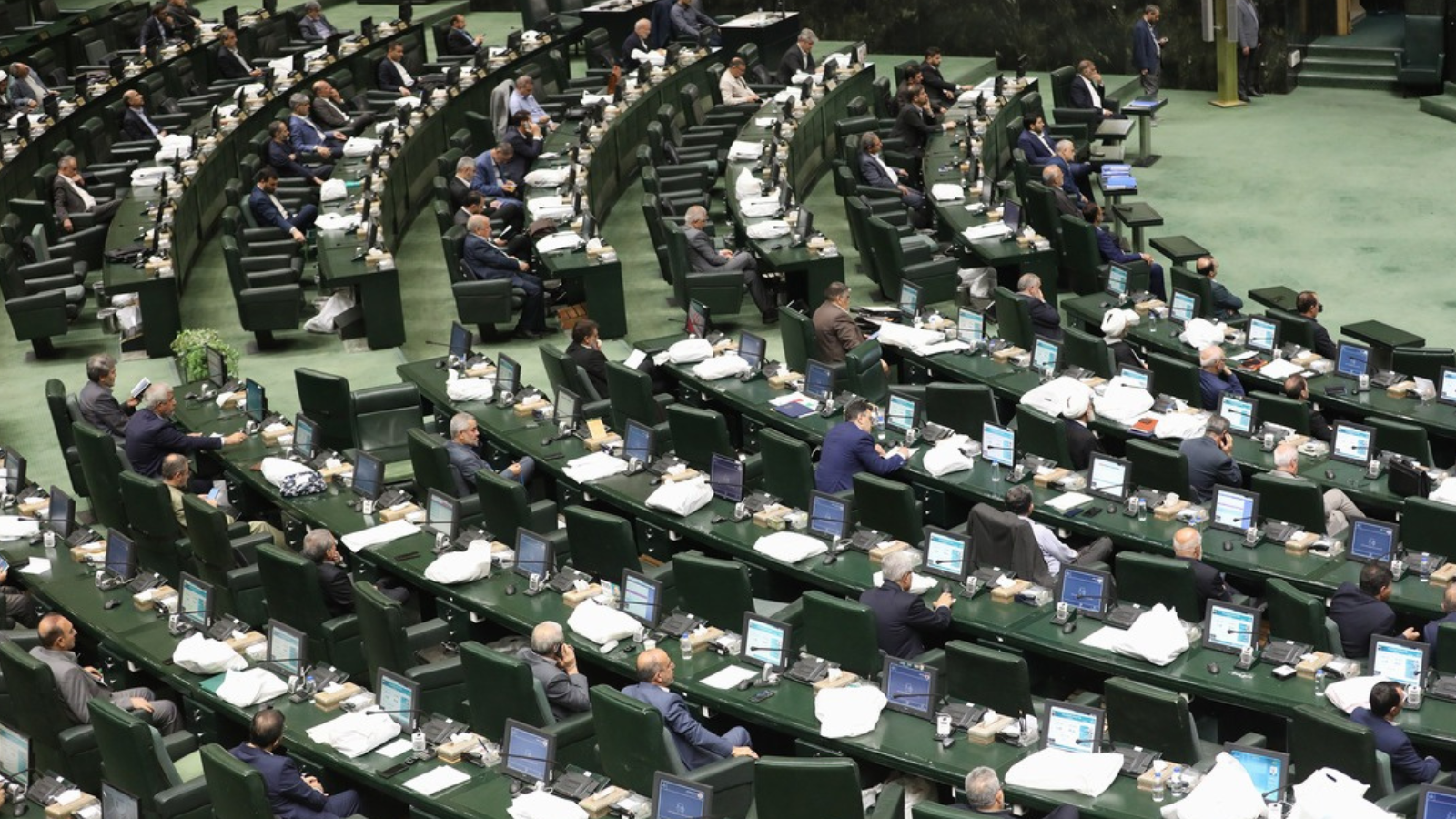 تهدد بوقف تمويل الميليشيات.. معاهدة "مكافحة الإرهاب" تشعل البرلمان الإيراني