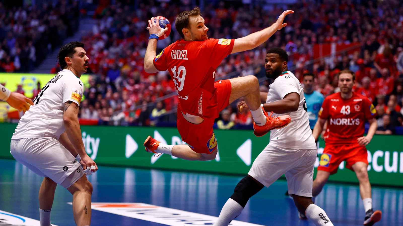 الدانمارك تقسو على البرتغال وتلحق بكرواتيا في نهائي مونديال كرة اليد