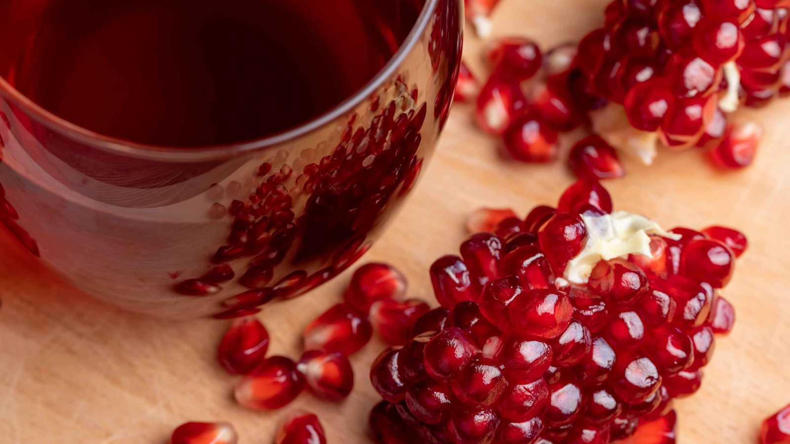 "رشفة ياقوتية".. كيف يعزز عصير الرمان صحتك يوميا؟