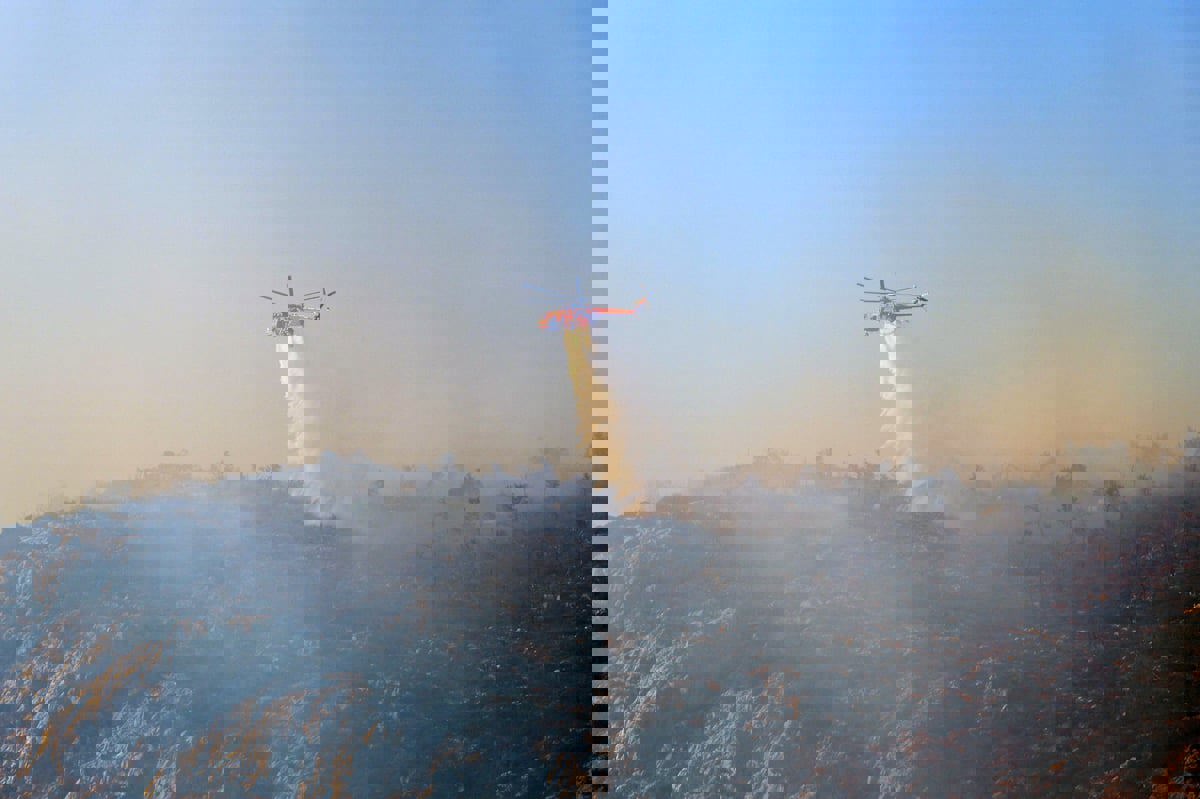  الرياح تؤجج حريق غابات على مشارف أثينا (فيديو)