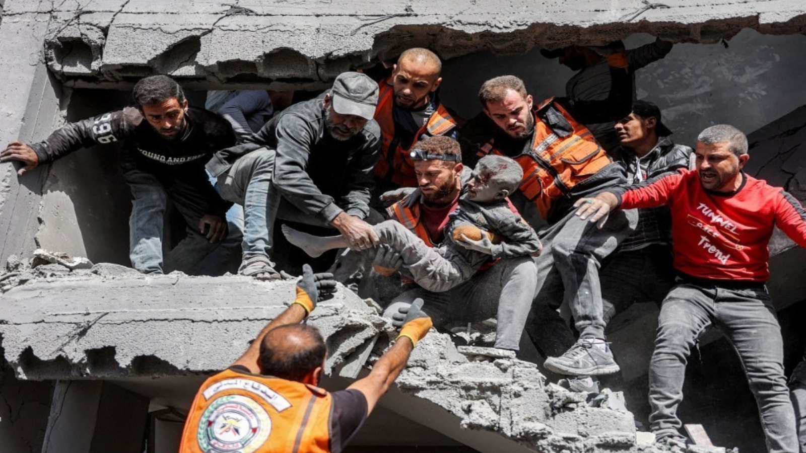 "كارثة صحية".. قصف متواصل يهدد بتوقف مستشفيات شمالي غزة