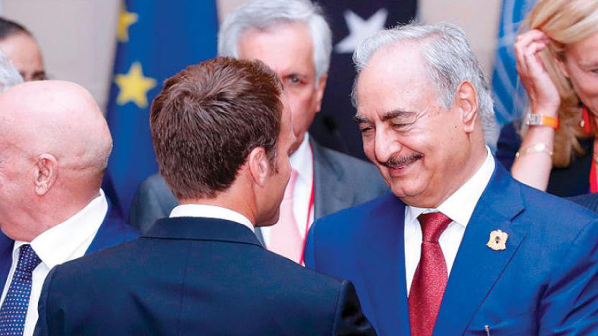 مصادر فرنسية: حفتر سلم ماكرون ملفا عن "مرتزقة تركيا" في ليبيا