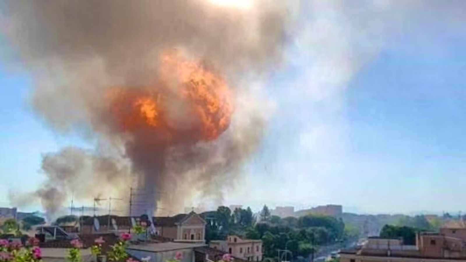 إصابات جرّاء انفجار ضخم بمحطة وقود في روما (فيديو)