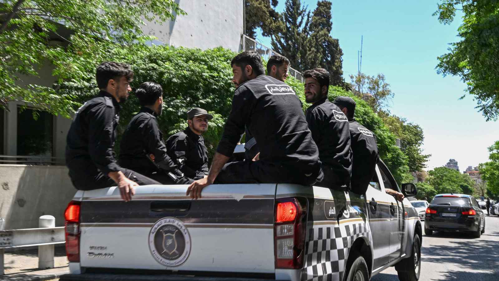 تحركات عسكرية "غامضة" من ريف حماة إلى الساحل السوري